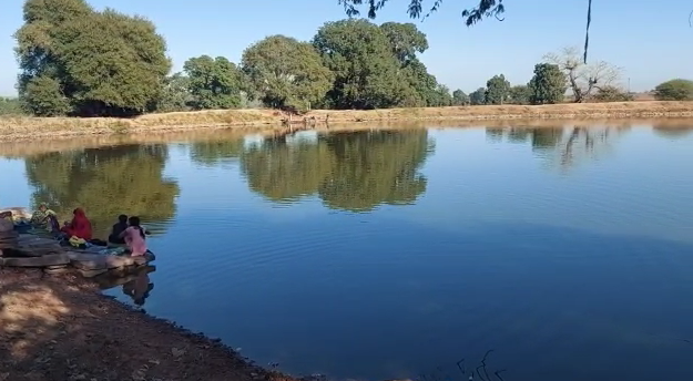 In this village of Damoh, the four ghats of the pond are divided among the castes