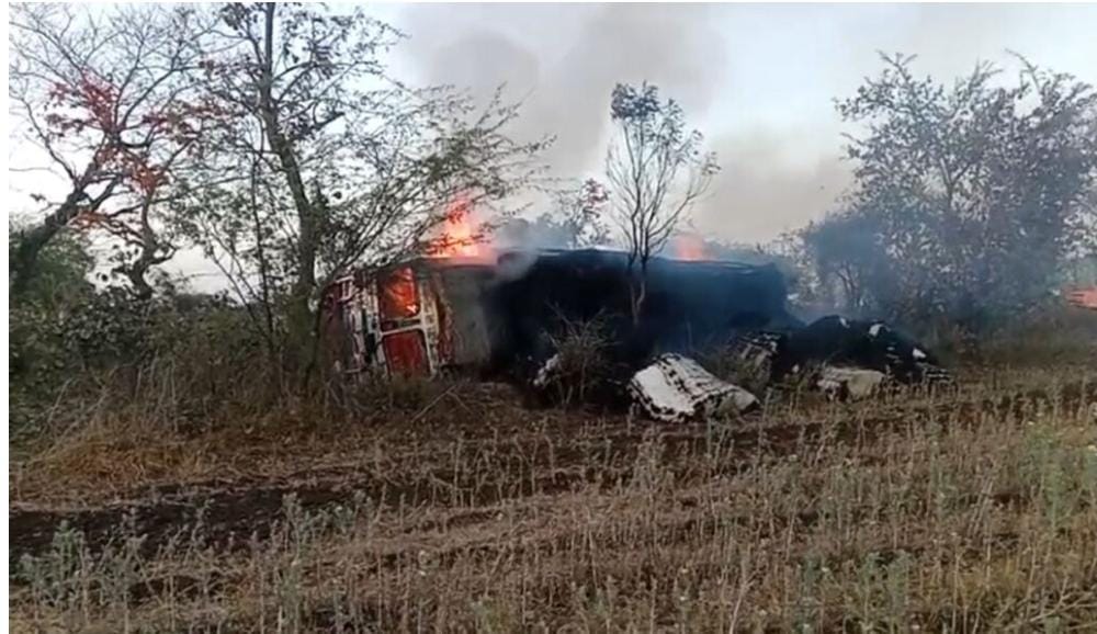 A truck loaded with cotton caught fire between Bhikangaon Saikhedi and Surwa.