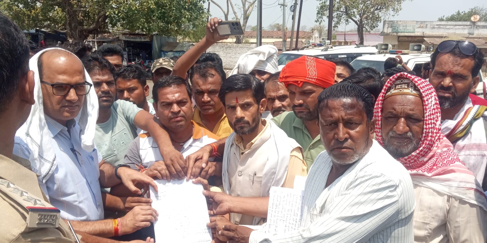 Men and women protested peacefully with empty Gumma Kuppa over drinking water crisis
