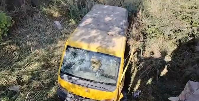 Pickup hit the vehicle of children going to school