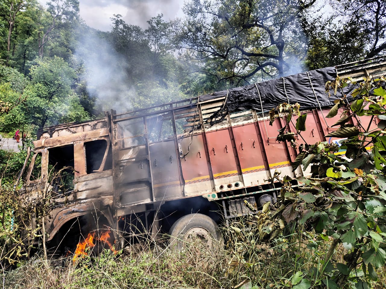 A truck loaded with rice caught fire and fell into a ditch, the driver saved his life by jumping