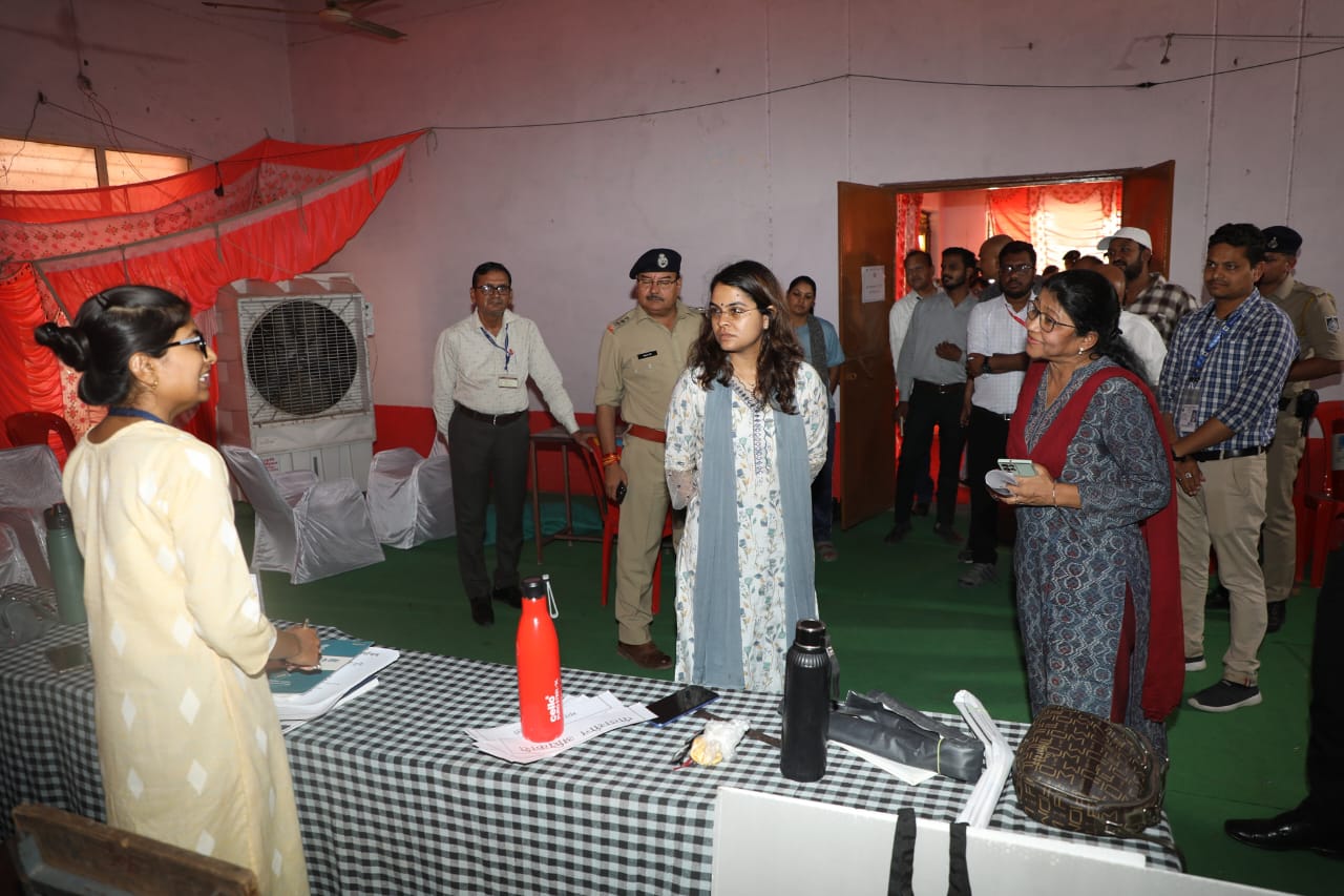 Collector and SP inspected various polling stations of the city