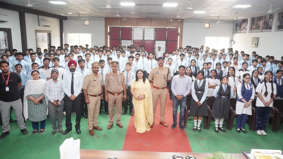 Police Pathshaala organized in Doon Valley Public School, Deoband