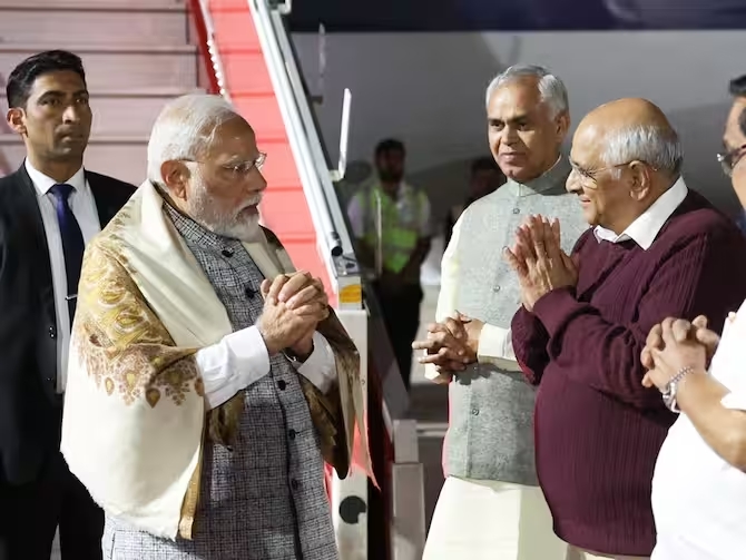 PM Modi reaches Ahmedabad to participate in Vibrant Gujarat...