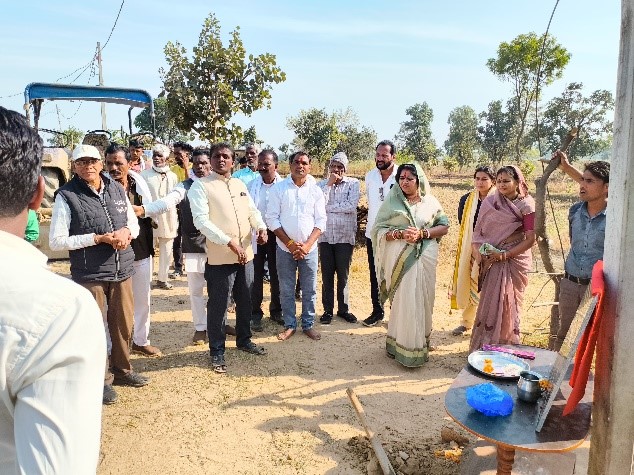 MLA Anubha Munjare performed Bhoomi Pujan of CC road in Dharavasi