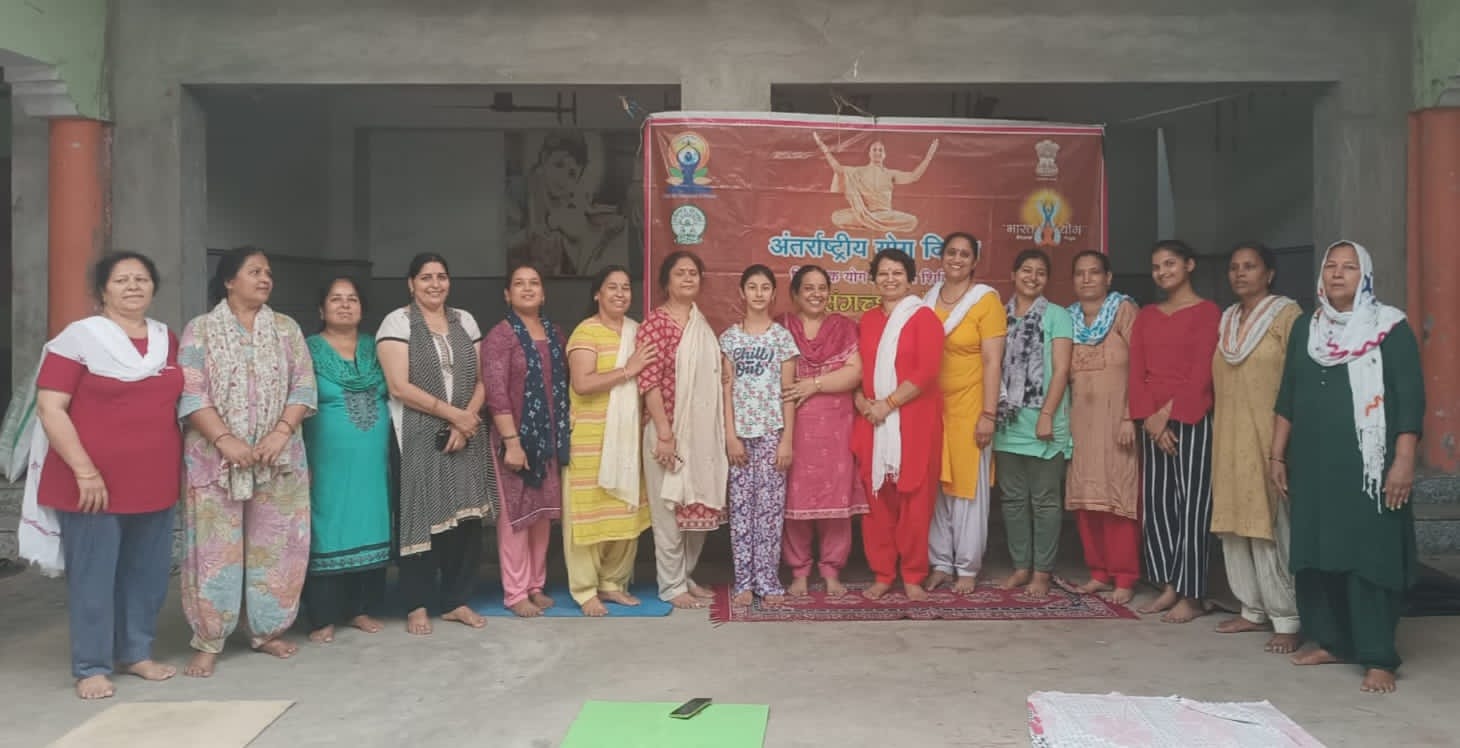 Group yoga practice was done with women power in Chhutmalpur in Saharanpur