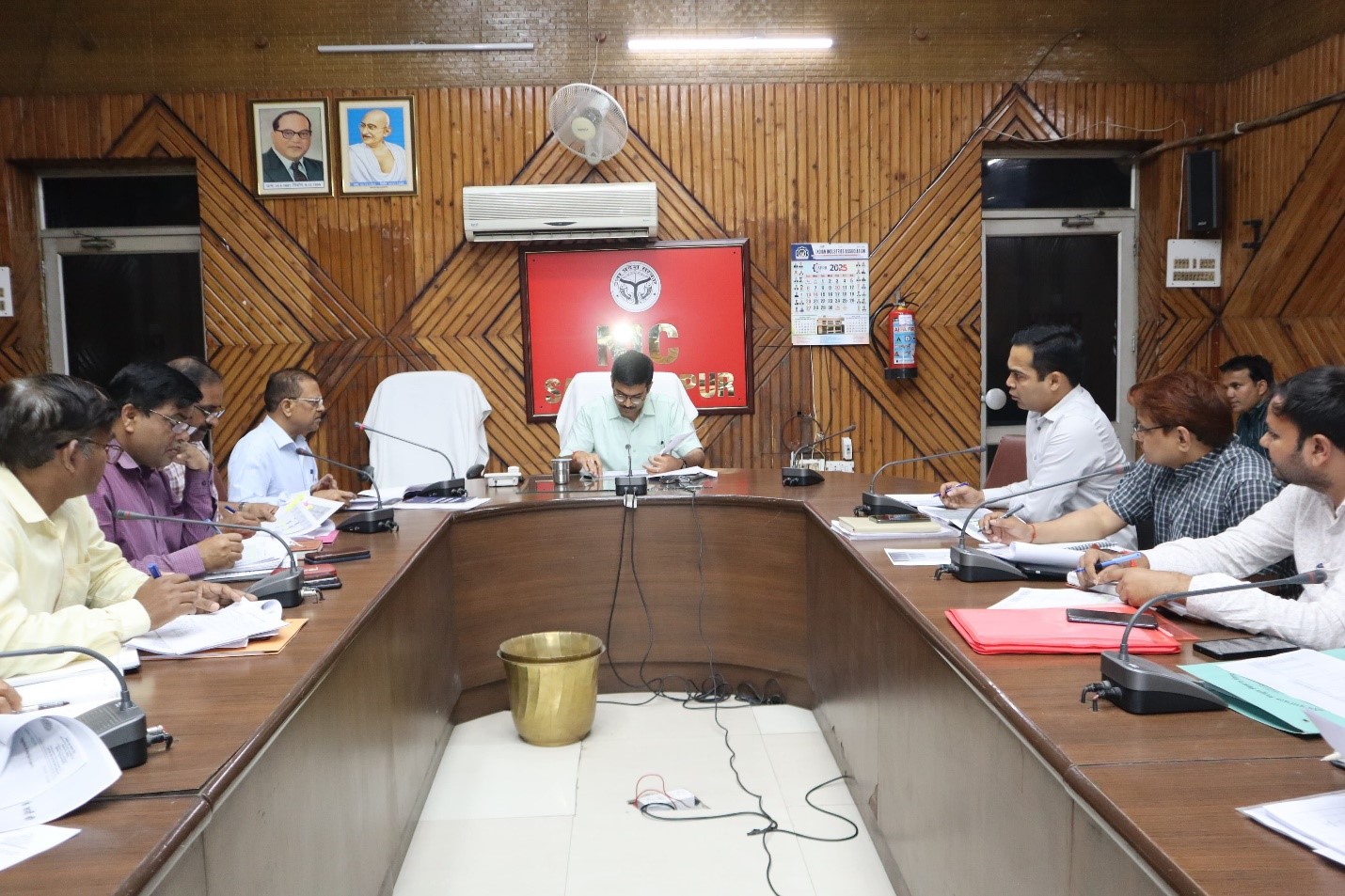 District Magistrate held a meeting with electricity officials, speed up recovery from big electricity bill defaulters