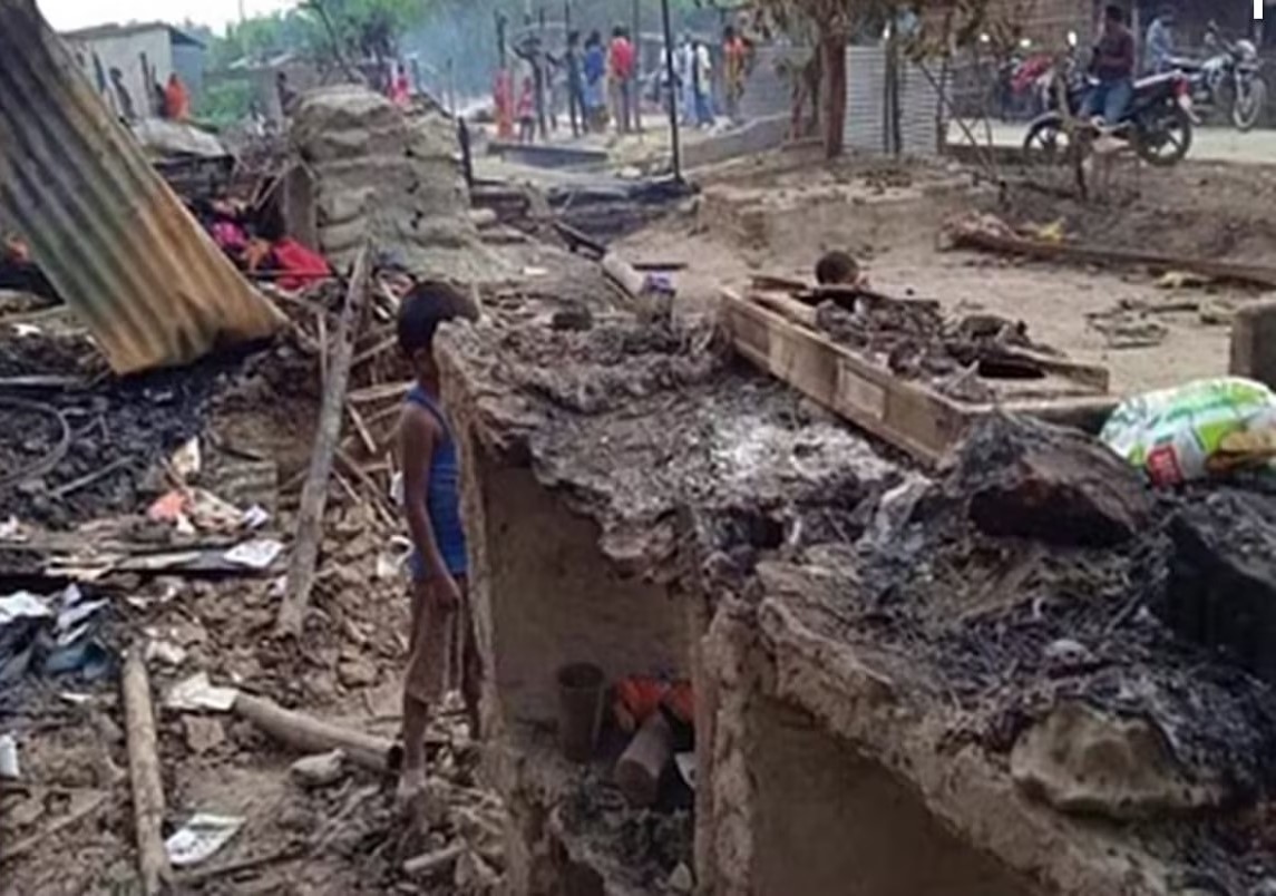 In Nawada, miscreants set fire to 70-80 houses