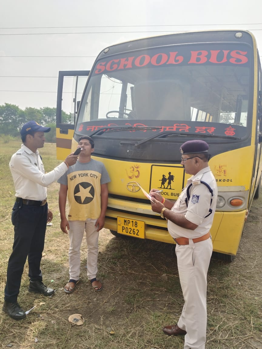 Traffic police conducted surprise checking of school drivers in Anuppur Jaithari and Chachai