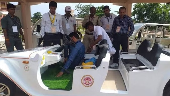 Mahakal temple's e-cart went out of control and entered the barricades