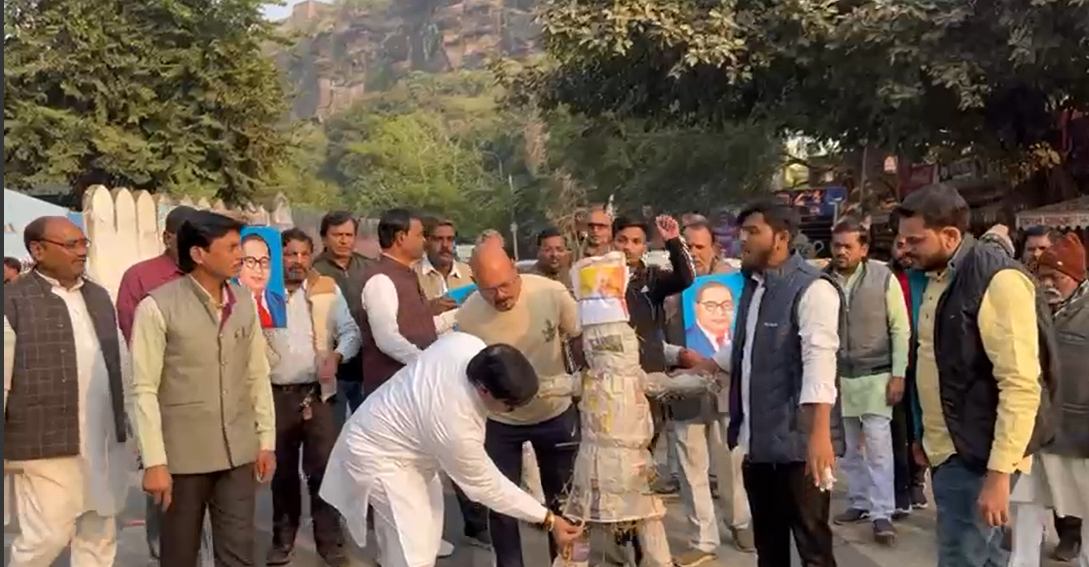 Congress burnt the effigy of Home Minister Amit Shah in Gwalior