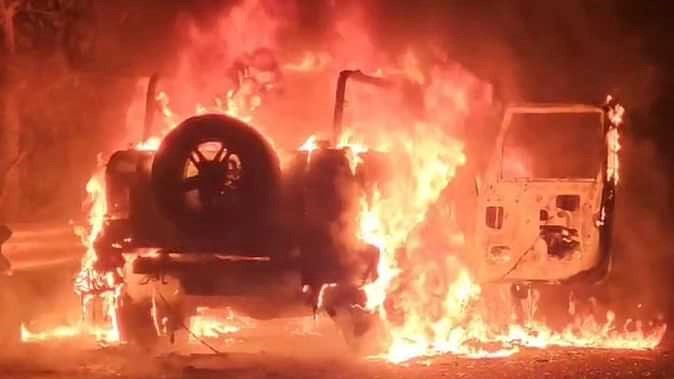 Thar XUV running fast on four lane highway became a ball of fire