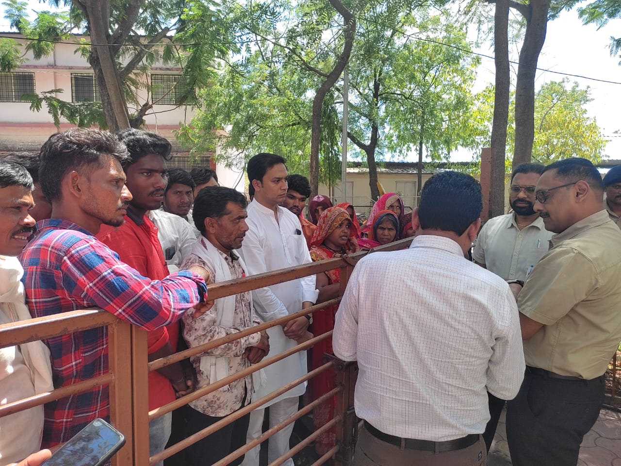Demonstration on the problem of drinking water in MP's Dhar