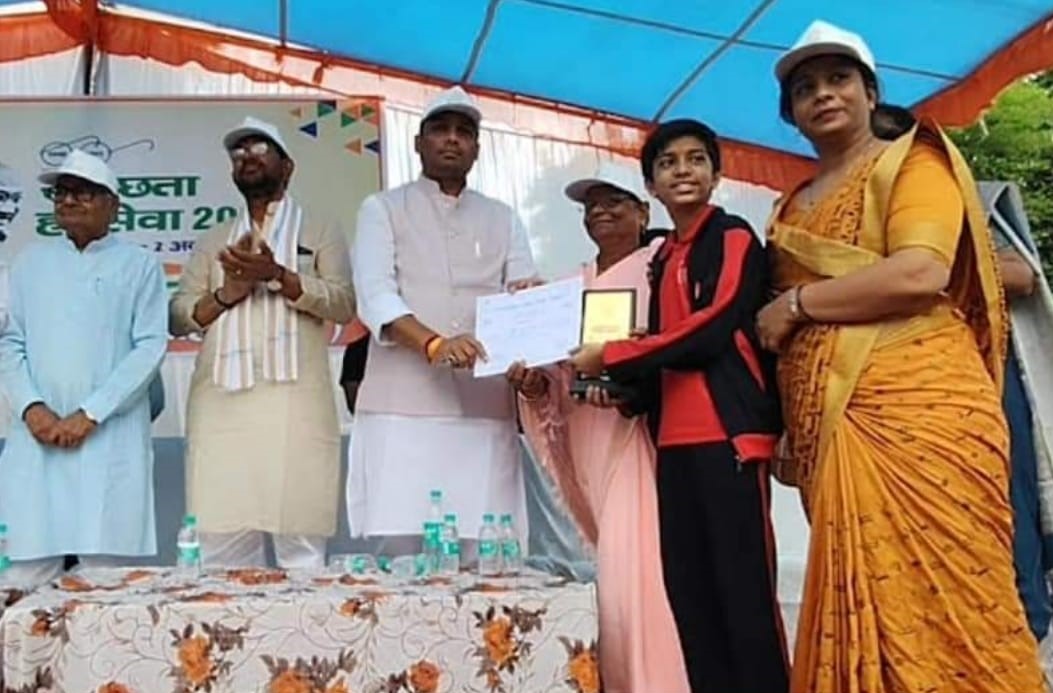 Under the Swachhata Hi Seva Abhiyan, Safai Mitras were honored with Sal-Shriphal