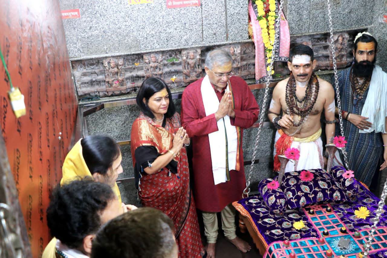 Chief Election Commissioner Seeks Blessings at Mahadev's Shrine