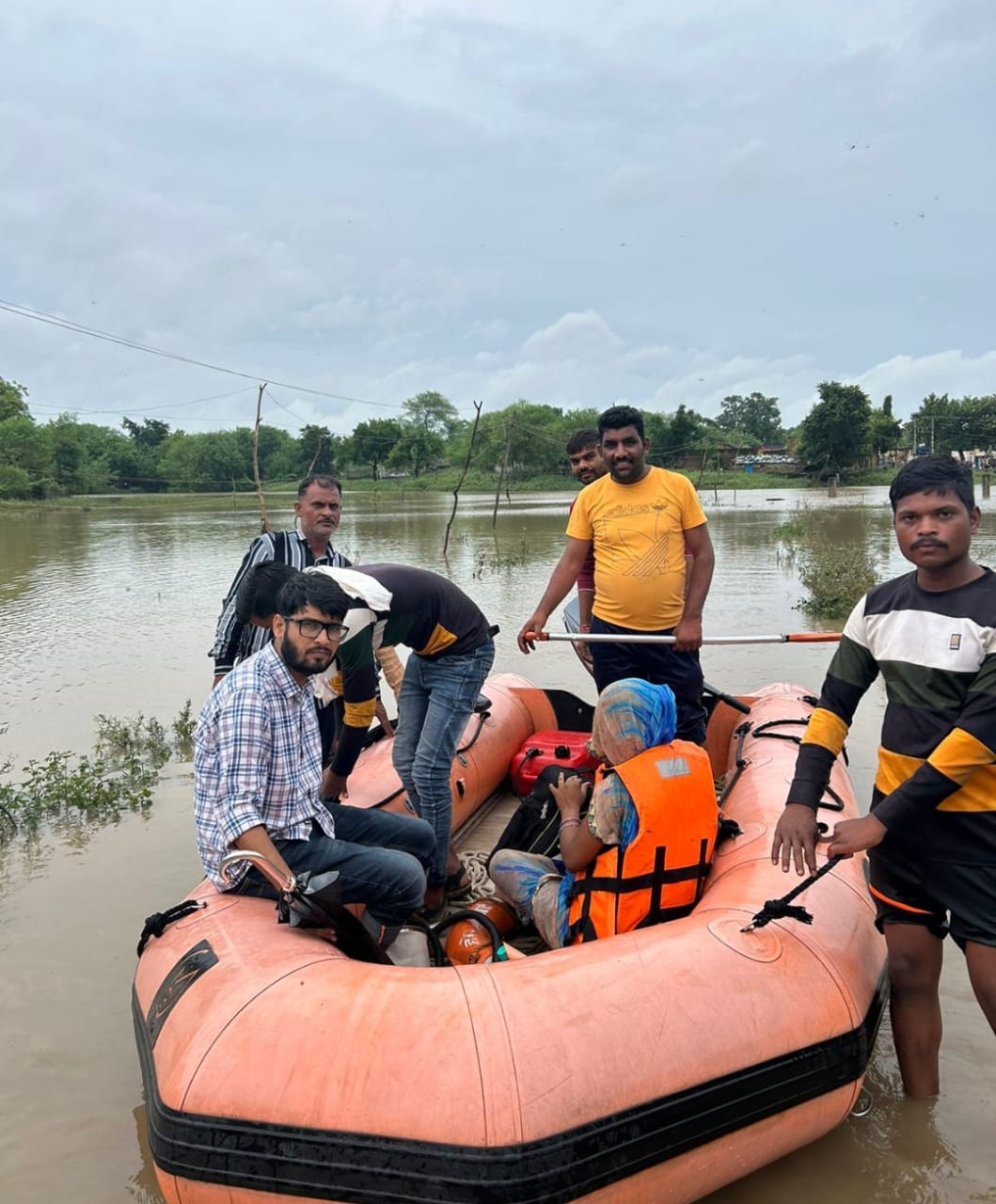 Bridge of big drain in Murach village of Damoh is in spate due to rain