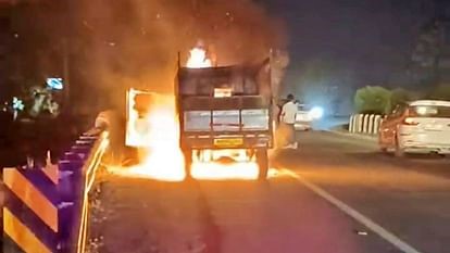 Fire broke out in a moving Tata Magic on Muzaffarpur-Patna NH-22