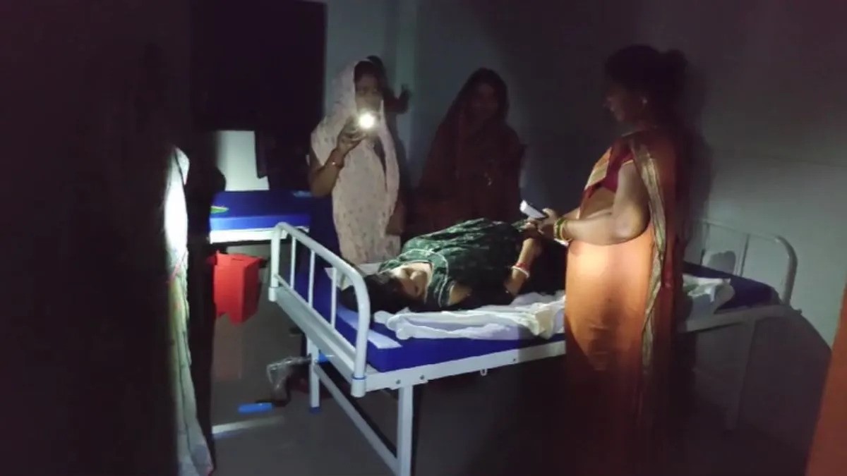 Delivery of a woman was done in the light of mobile light in Hajipur, Bihar,