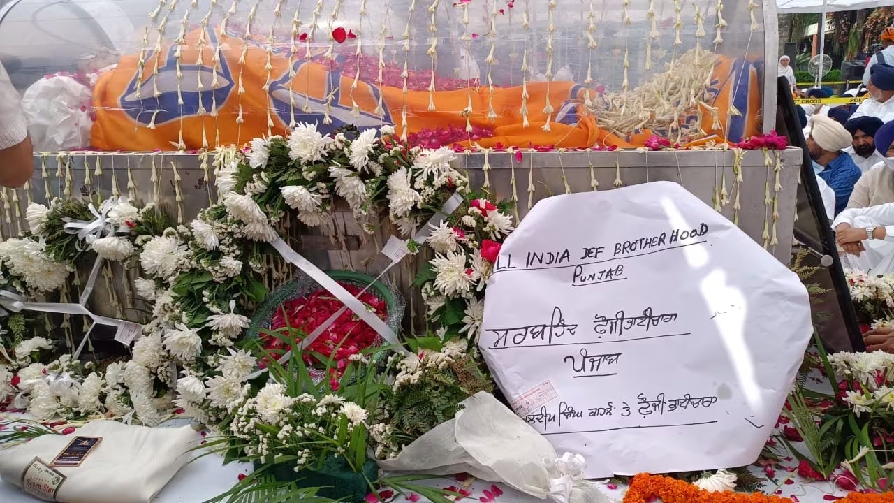 People gathered for the last darshan of Badal