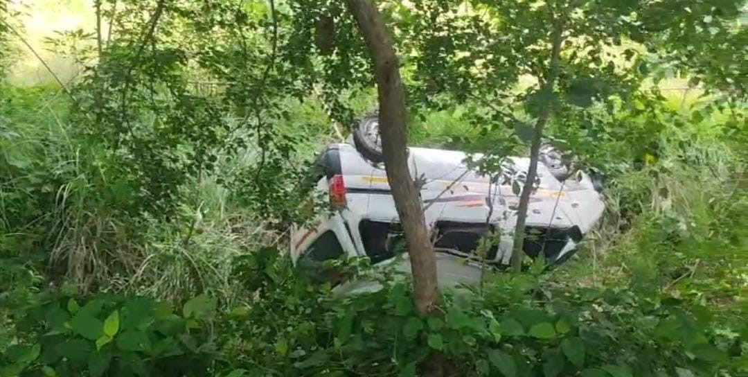 Mini van of a private school overturned in Tariyani Chapra