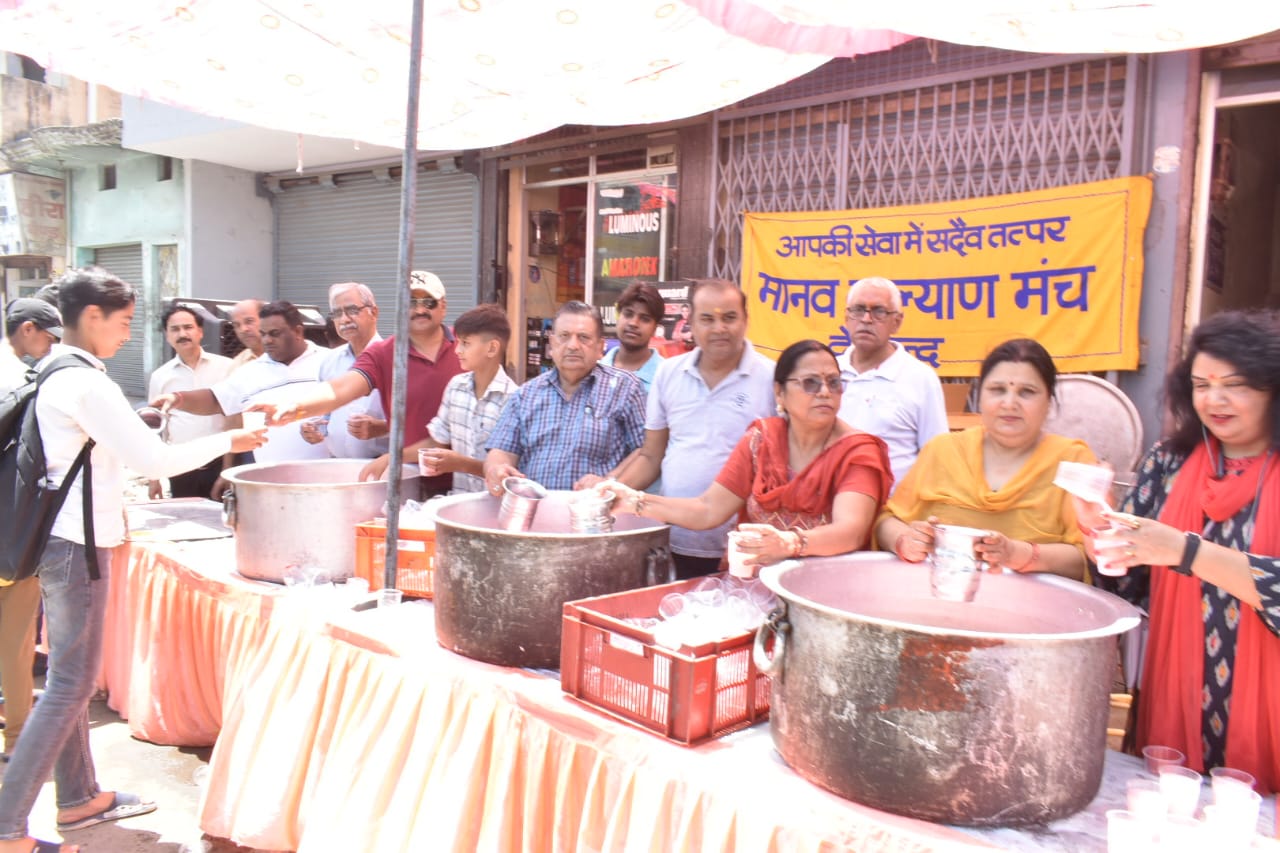 Manav Kalyan Manch Deoband distributed cold sweet sherbet by setting up a Chhabil