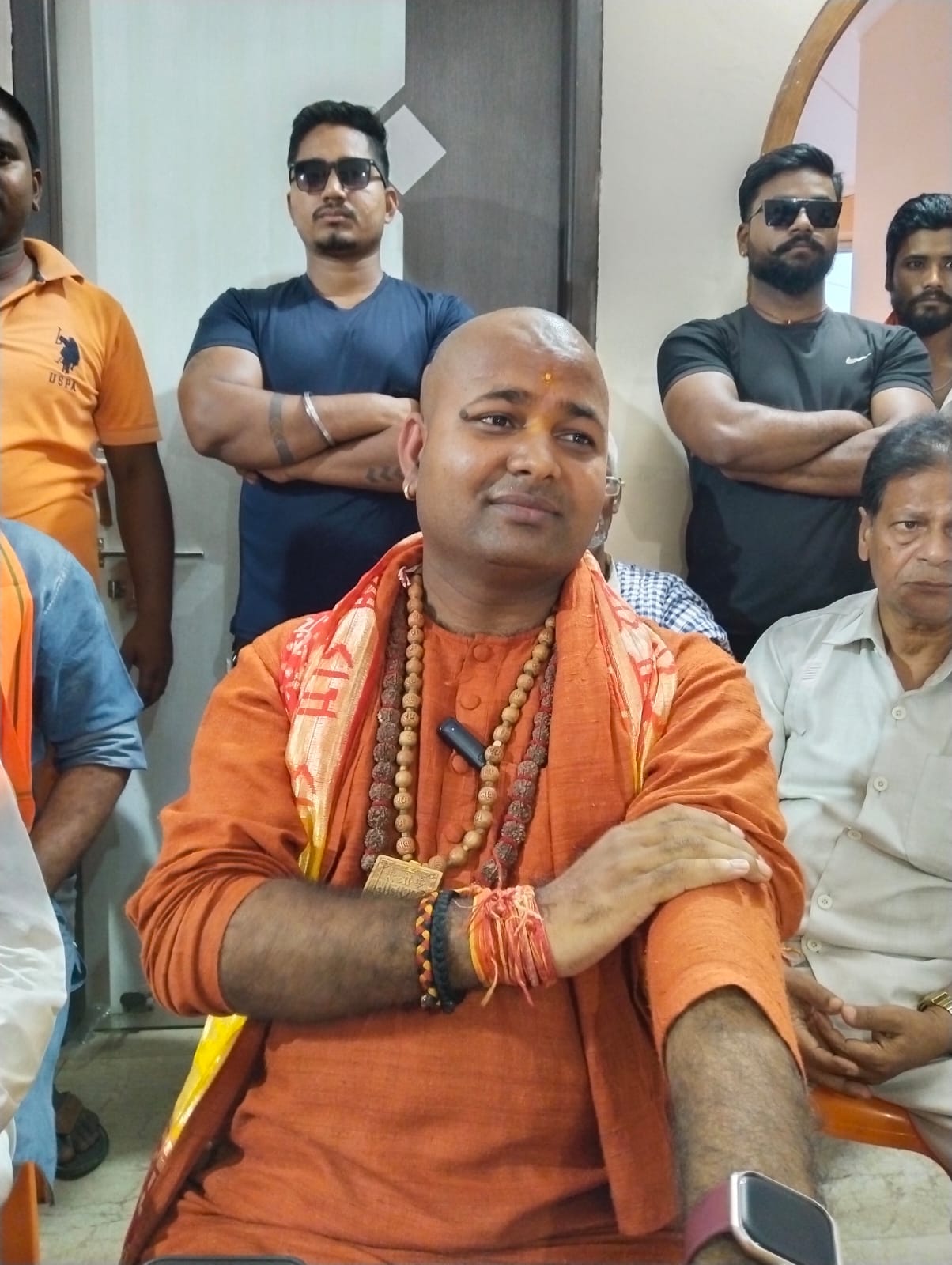 निर्दलीय प्रत्याशी अखिलेश्वर श्री वैष्णव की गाड़ी पर हमले के मामले में प्राथमिक दर्ज