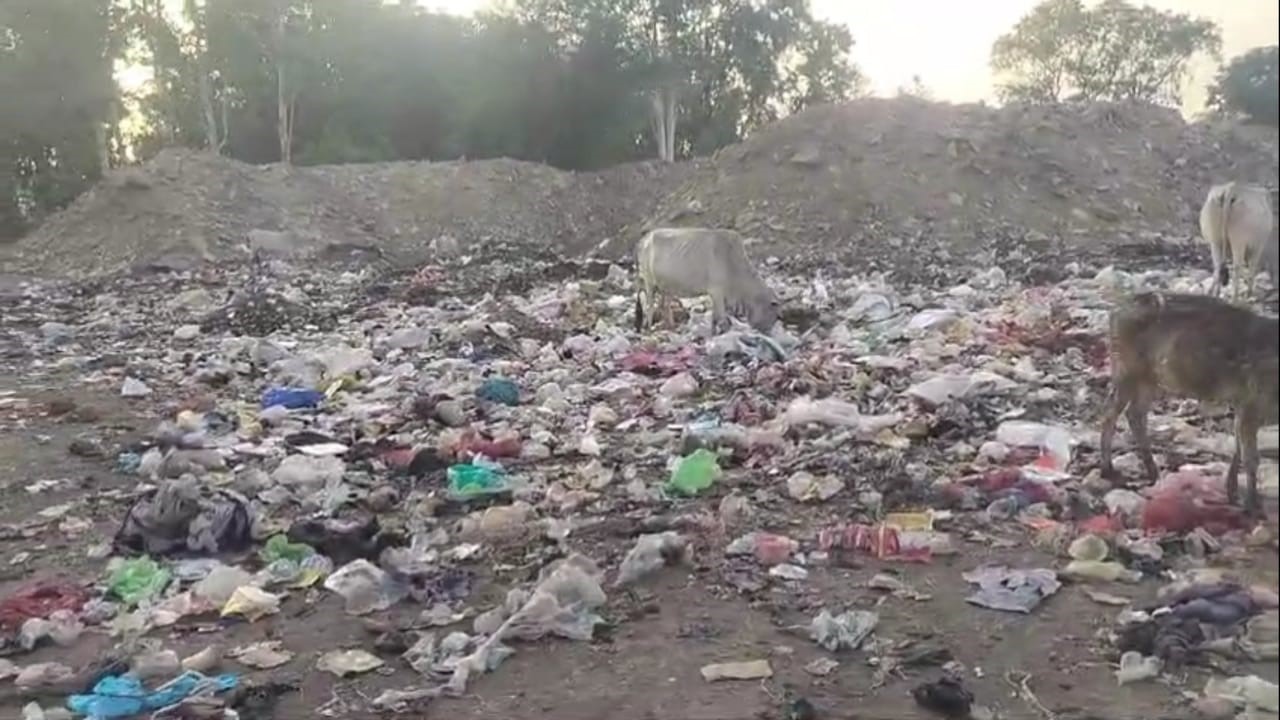 Panna's Amanganj field ground becomes a place for dumping garbage