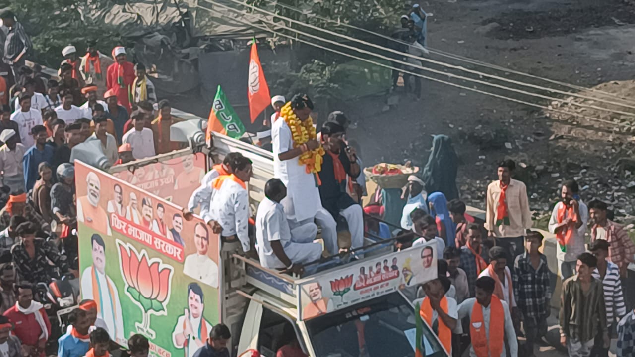 BJP candidate Nagar Singh Chauhan took out a rally in Nanpur Haat market, a huge crowd gathered