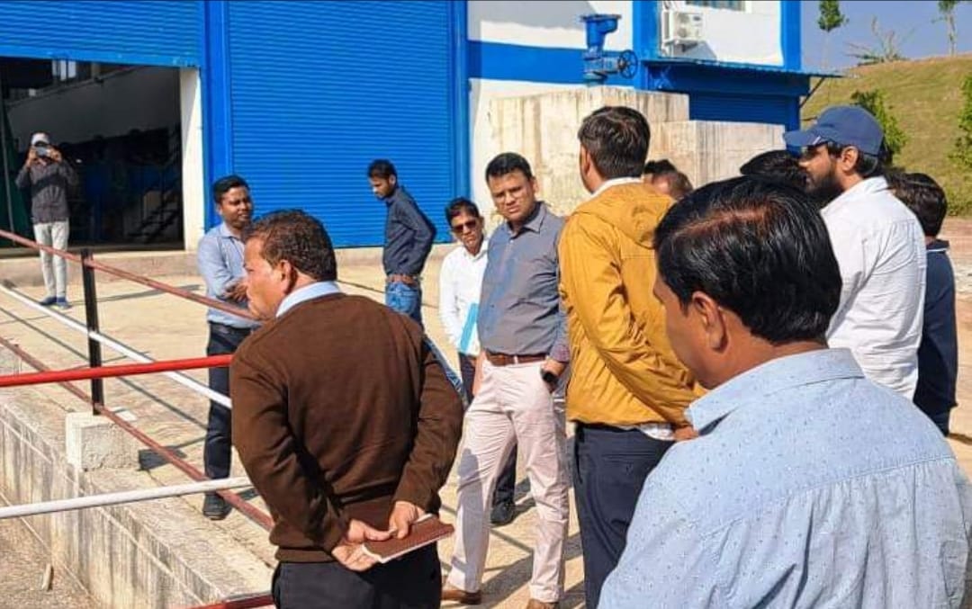 Collector Mayank Agarwal reached Kalyanpura in Damoh