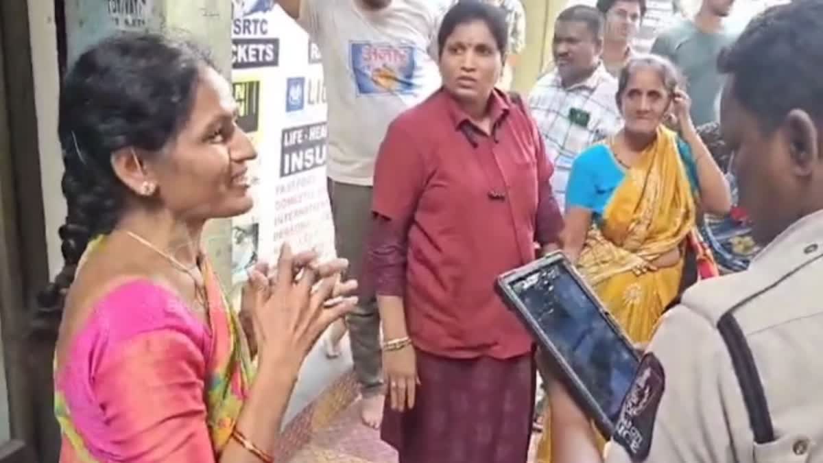 Drunk woman throws snake at bus conductor