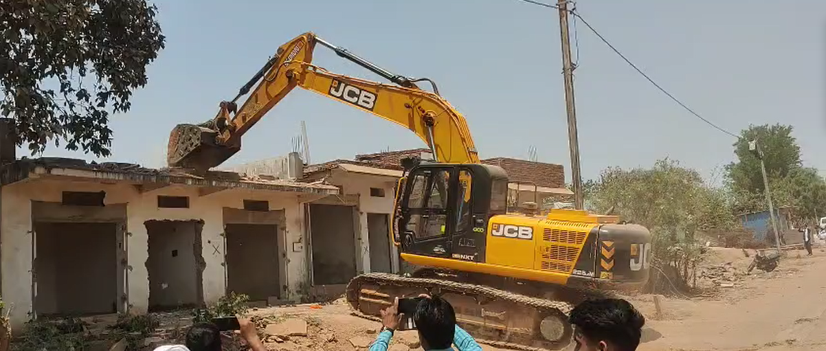 Big action taken to remove encroachment on government land in front of hospital