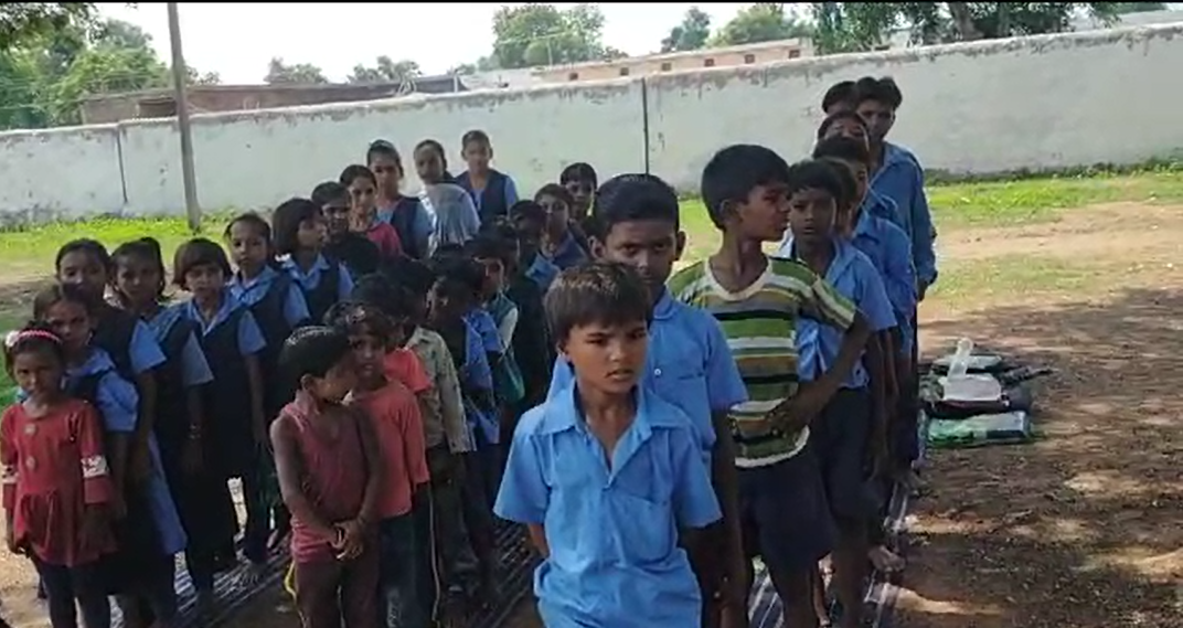 Student forced to study under tree in MP's Panna without teacher