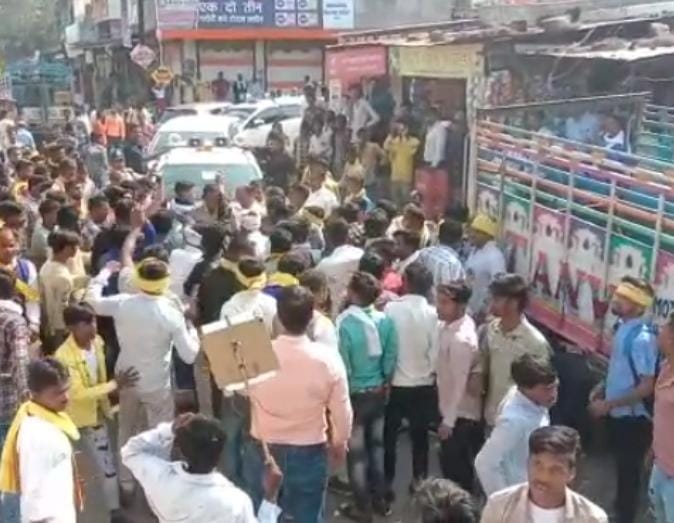 Jayas surrounded MP Damor and MLA Makwana