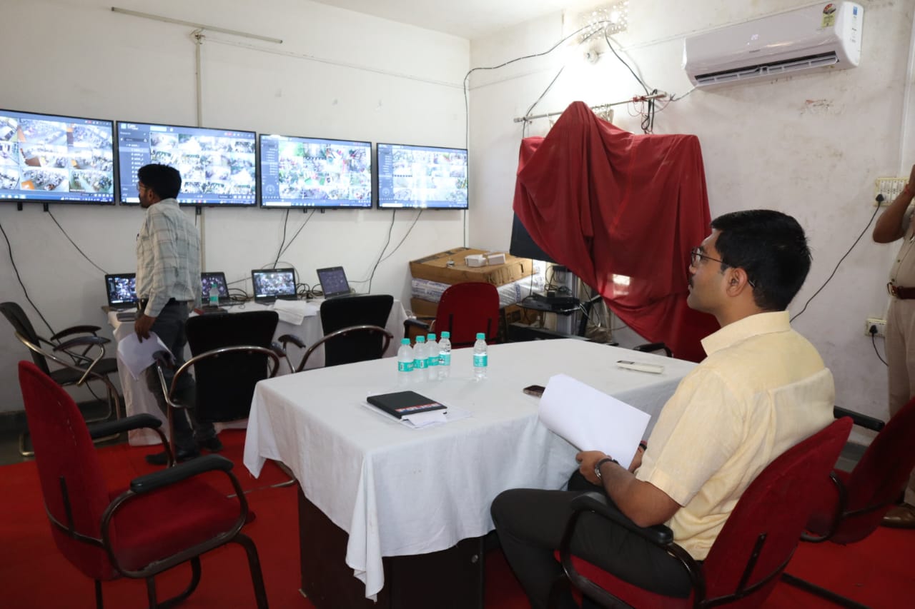 DM Manish Bansal inspected the control room set up for the police recruitment exam