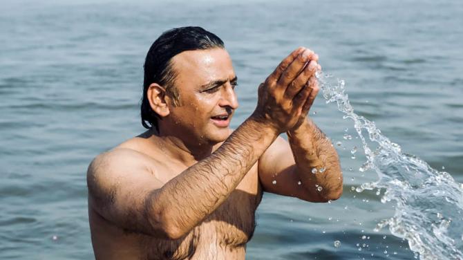 Akhilesh Yadav took a dip of faith 11 times in Sangam