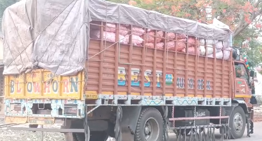 Two trucks caught doing illegal transportation in Katni