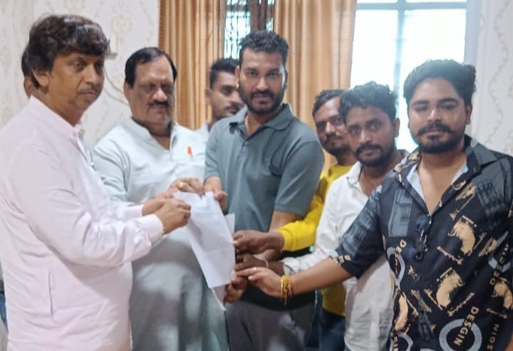 Shri Ram Sena submitted a memorandum regarding the stray cattle roaming on the roads