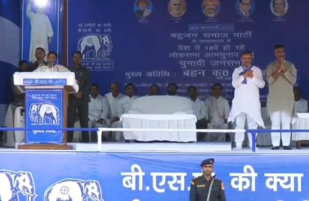 Mayawati fiercely attacks BJP from the stage
