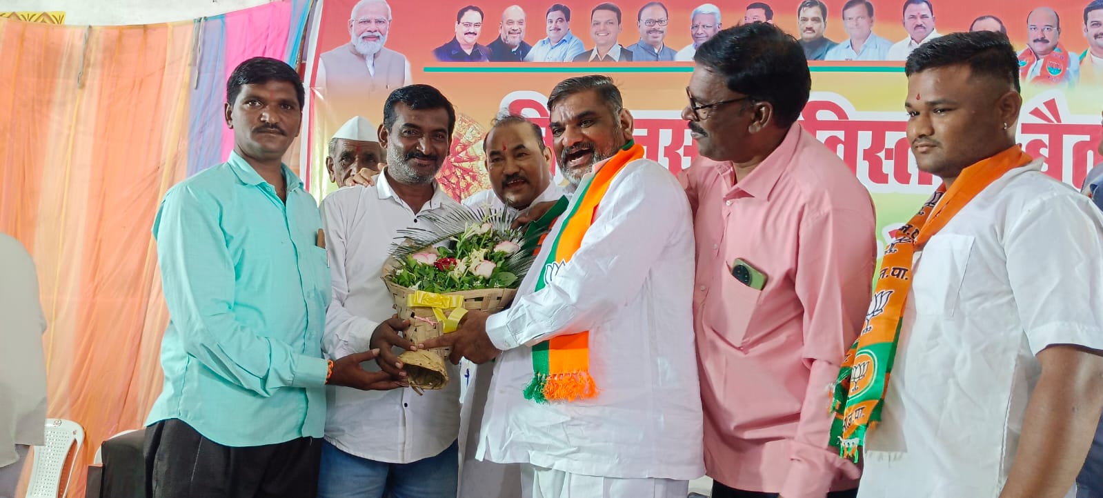 Due to the efforts of the conscientious MLA Haribhau Pimpale of Murtijapur constituency, the Banjara workers of Januna publicly joined the BJP.