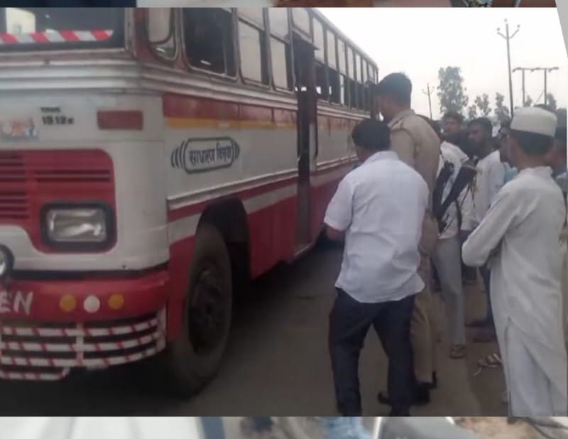 Delhi- Private bus hits bike rider on Yamnotri Highway, bike rider
