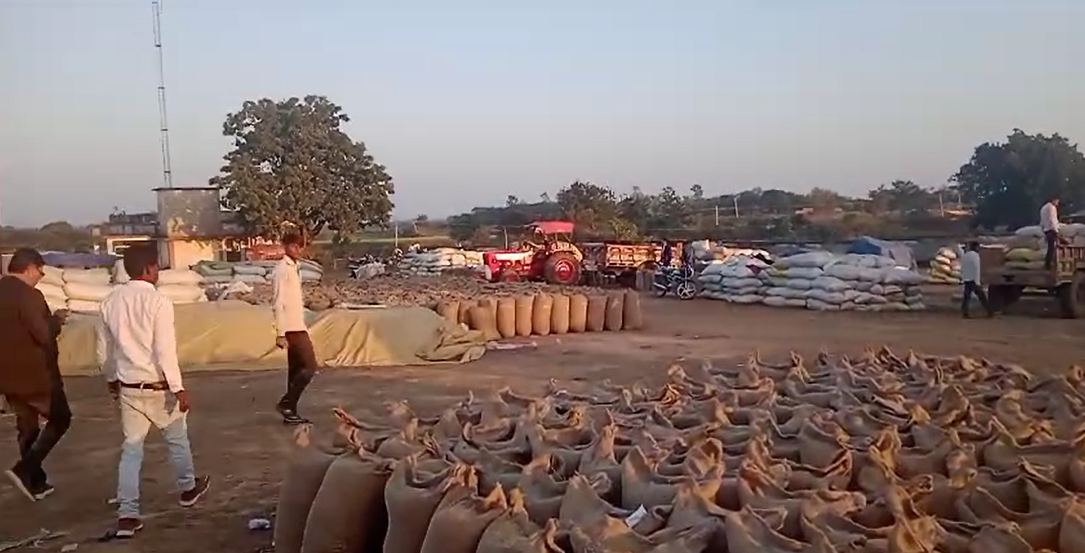 Farmers are not getting the slips on time after feeding their paddy in the paddy procurement centers in Rapura, Panna