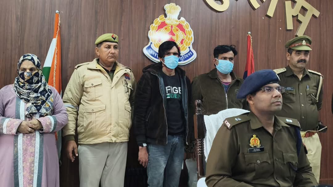Police arrested a total of three drug smugglers including a woman accused in illegal smack smuggling