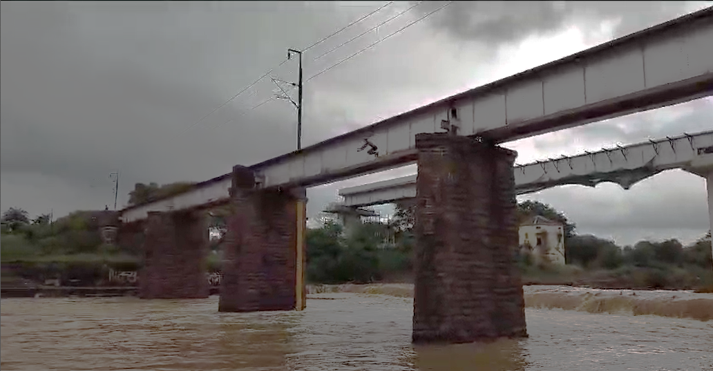 Video of children jumping into a raging river from a 35 feet high bridge in Katni goes viral