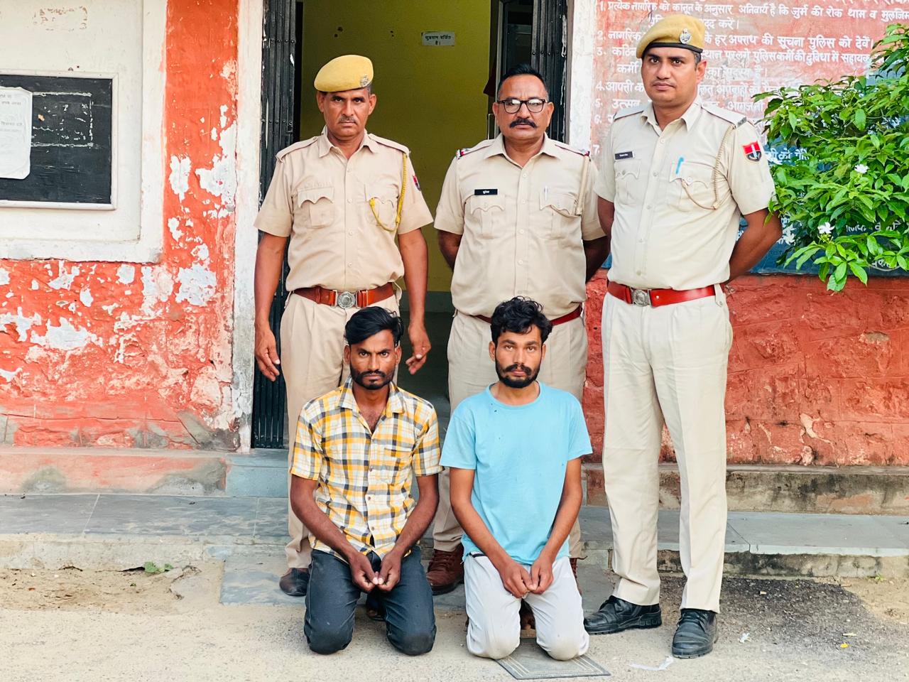 Two arrested for breaking the wall and stealing from a mobile shop