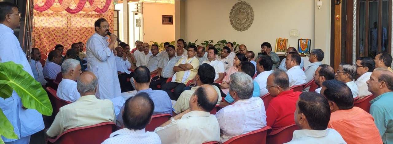 Everyone will have to think together to maintain the self-respect of the Vaishya community