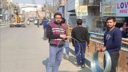 In Saharanpur, the Municipal Corporation started the work of tying wires on the bridges to prevent accidents due to Chinese floats on the bridges