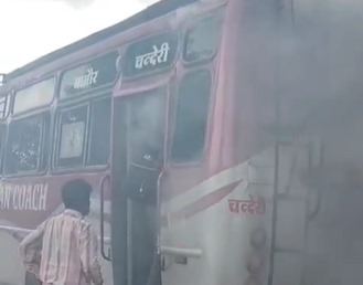 Smoke rose from a moving bus going from Karaira to Chanderi