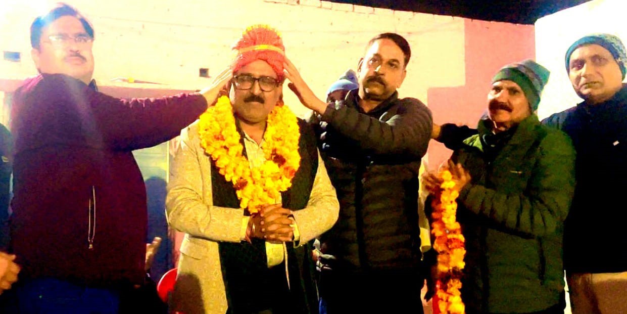 Newly appointed Mandal President Arun Gupta was given a grand welcome by garlanding him and putting a turban on him
