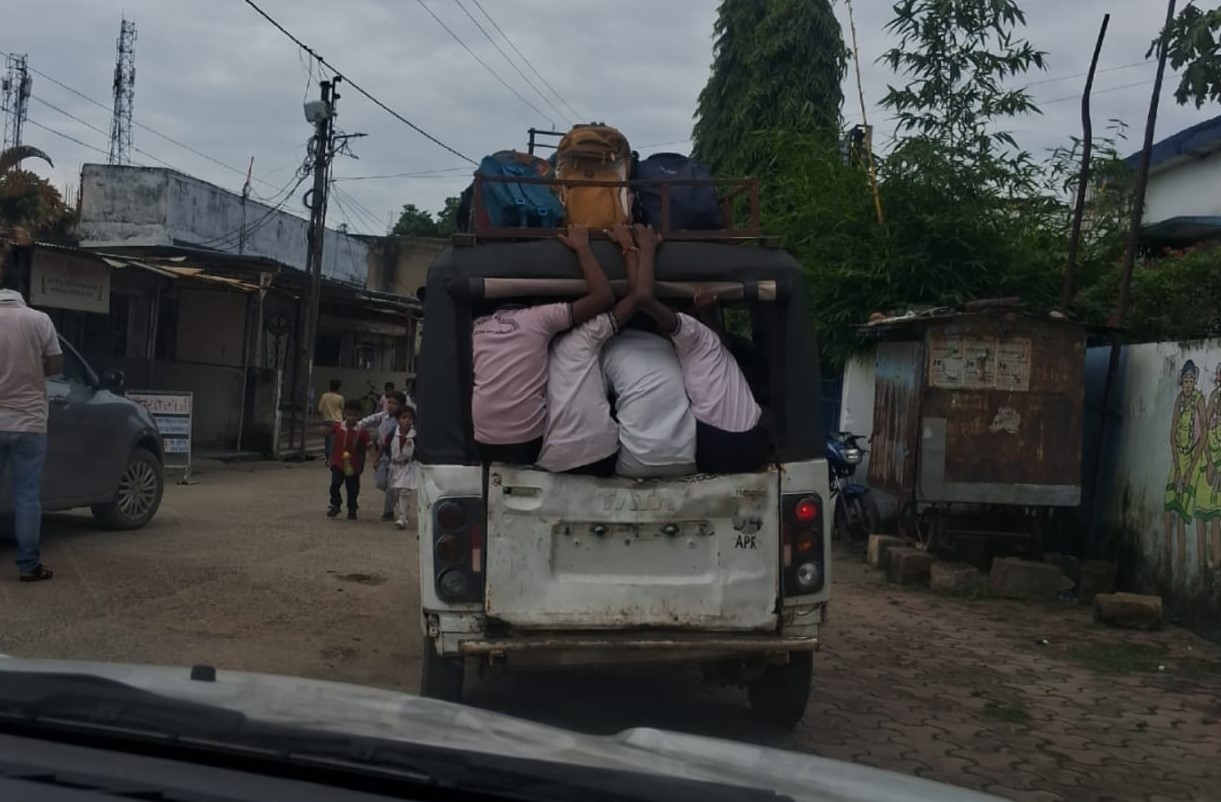 School pick and drop vans playing with the lives of school children, school administration is not paying attention