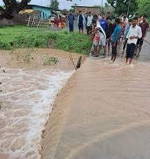 Dhaba employee swept away while crossing Rapta, body found the next day